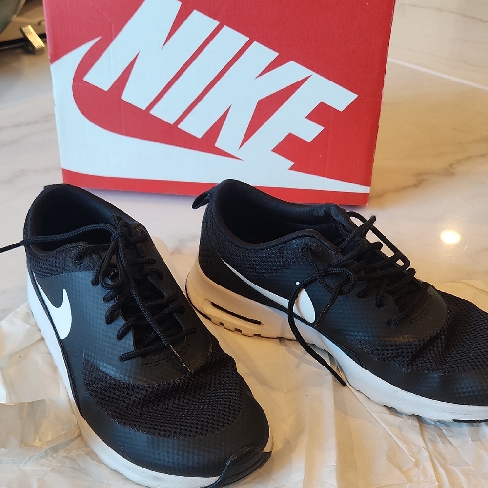 Nike Women's Black and White Nike Air Max Thea